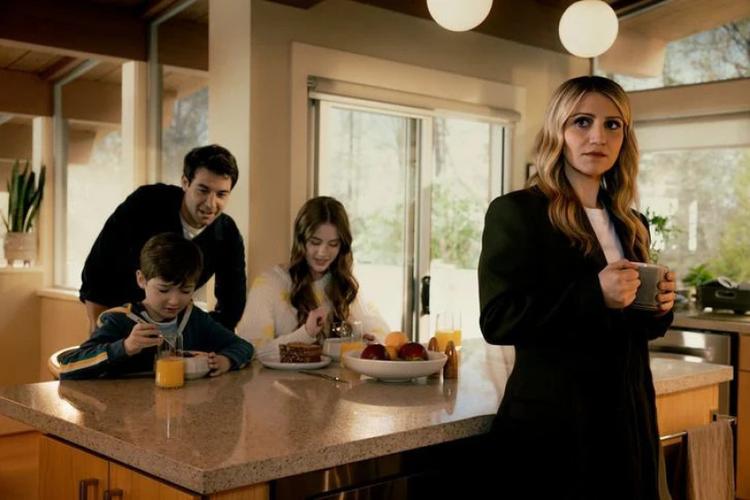 Hovedpersonens familieidyl, inden farmand melder sig som en væmmelig stemme fra fortiden. Foto: SkyShowtime