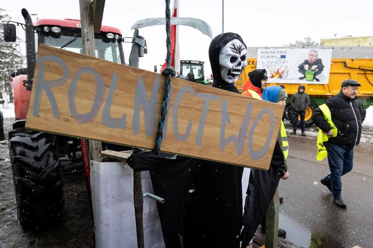 Polske landmænd protesterer over det, de mener er unfair konkurrence med landmændene på den anden side af grænsen til Ukraine. Fra februar 2024. Foto: Jakub Orzechowski/agencja Wyborc/Ritzau Scanpix