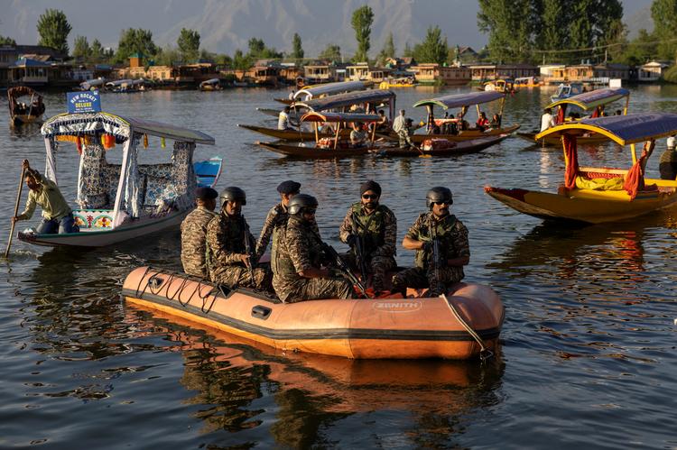 Indiske sikkerhedsstyrker patruljerer i en båd efter angrebet ved Pahalgam i april.  Foto: Adnan Abidi/Ritzau Scanpix