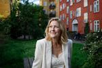Sofie Carsten Nielsen, branchedirektør i Dansk Industri og fhv. partileder for Radikale Venstre, fylder 50 år.  Som sin dårligste politiske beslutning peger hun på, da hun bad Mette Frederiksen udskrive valg: »Det førte til et virkeligt dårligt valg for Radikale Venstre«.
Her fotograferet ved sit hjem på Nørrebro.   Foto: Jens Dresling