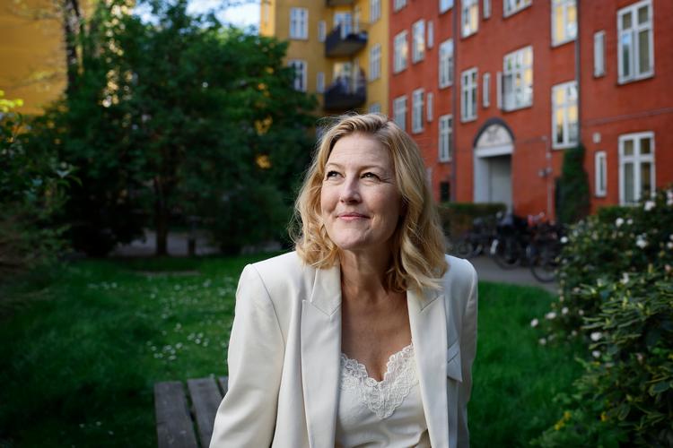 Sofie Carsten Nielsen, branchedirektør i Dansk Industri og fhv. partileder for Radikale Venstre, fylder 50 år.  Som sin dårligste politiske beslutning peger hun på, da hun bad Mette Frederiksen udskrive valg: »Det førte til et virkeligt dårligt valg for Radikale Venstre«.
Her fotograferet ved sit hjem på Nørrebro.   Foto: Jens Dresling
