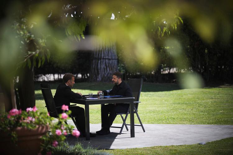 Ukraines situation er konstant aktuel, og landets præsident, Volodymyr Zelenskyj, mødtes under fire øjne med den franske præsident, Emmanuel Macron, da de begge var i Rom til Pavens begravelse.  Foto: Presidential Office of Ukraine/Ritzau Scanpix