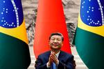 Kinas præsident Xi Jinping klapper efter en fælles pressekonference med Brasiliens præsident Lula i Beijing.  Foto: Tingshu Wang/Ritzau Scanpix