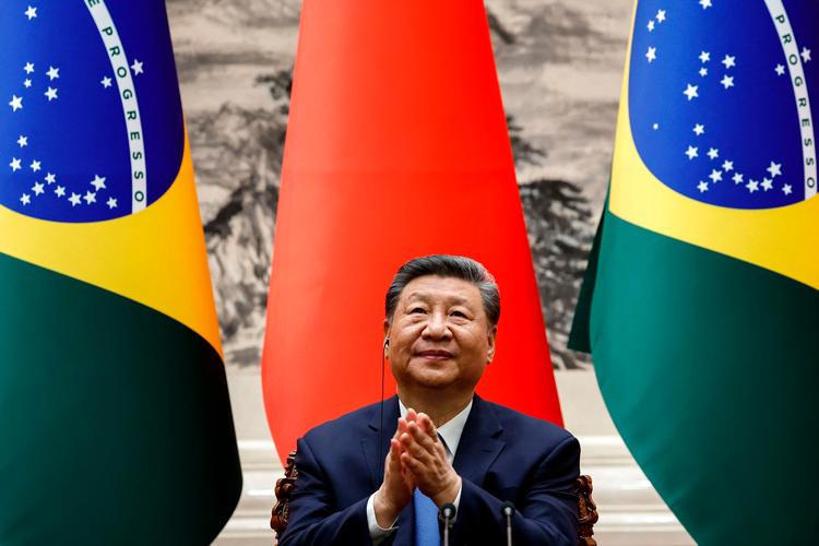 Kinas præsident Xi Jinping klapper efter en fælles pressekonference med Brasiliens præsident Lula i Beijing.  Foto: Tingshu Wang/Ritzau Scanpix