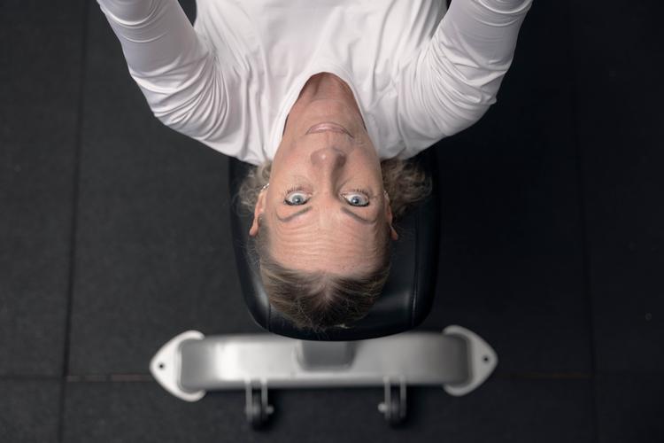 62-årige Bettina Borg træner flere gange hver eneste uge. Intens styrketræning er en del hendes strategi, der dybest set handler om at holde overgangsalderen på afstand. Hun har været en del af fitnessbranchen siden midt i 1980'erne, hvor hun var den første, der tog aerobic til Danmark.
 Foto: Signe Lægsgaard