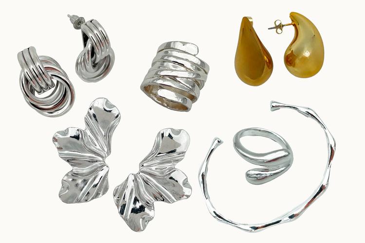 I disse seks smykker er der fundet ulovlige mængder tungmetaller. Originalt foto: Forbrugerrådet Tænk Kemi. 