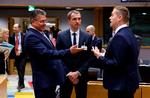 EU's handelskommissær, Maros Sefcovic, (tv.) diskuterer med Letlands økonomiminister, Minister Viktors Valainis (th.), mens Tjekkiets industri- og handelsminister, Lukas Vlcek, lytter med.  Foto: Simon Wohlfahrt/Ritzau Scanpix