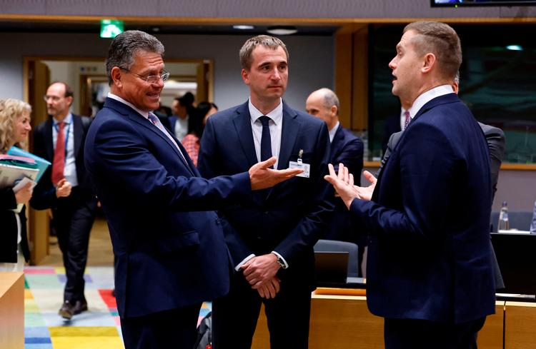 EU's handelskommissær, Maros Sefcovic, (tv.) diskuterer med Letlands økonomiminister, Minister Viktors Valainis (th.), mens Tjekkiets industri- og handelsminister, Lukas Vlcek, lytter med.  Foto: Simon Wohlfahrt/Ritzau Scanpix