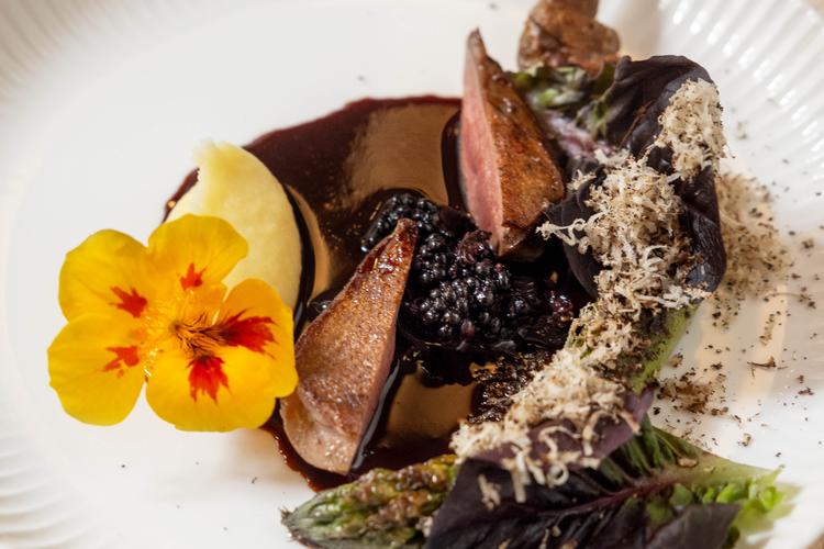 For 300 kroner ekstra kan man få opgraderet sin menu til en 'signature menu'. Reelt betyder det bare lidt kaviar på kammuslingen og revet trøffel på den grillede due her. Ikke pengene værd.  Foto: Signe Lægsgaard