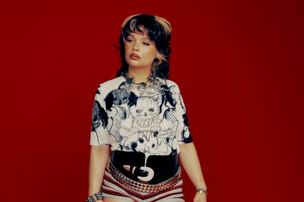 24-årige Lola Young bander som en havnearbejder, skriver sangtekster med ild i og så spiller hun på Roskilde til sommer. Det kan man godt glæde sig til.  Lola Young. Pr-foto