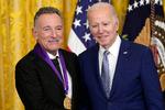I 2021 modtog Bruce Springsteen en æresmedalje for sit kunstneriske virke af den amerikanske præsident Joe Biden. Foto: Susan Walsh/Ritzau Scanpix