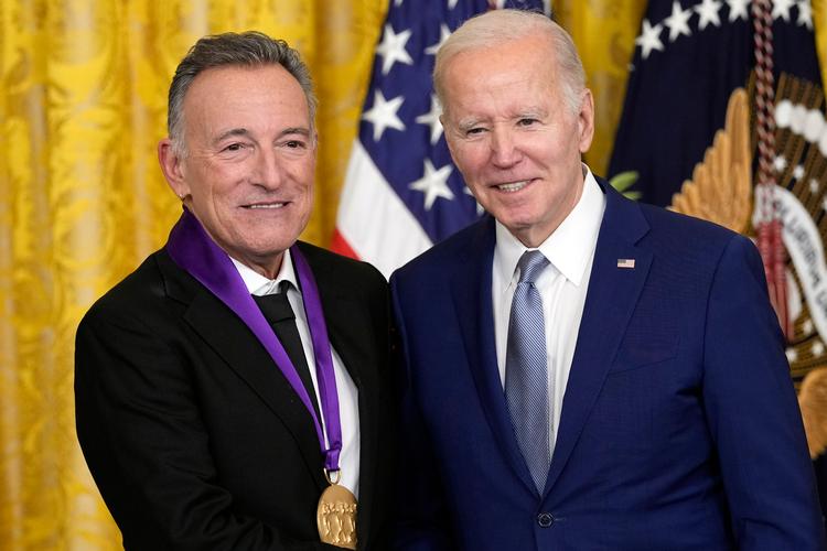 I 2021 modtog Bruce Springsteen en æresmedalje for sit kunstneriske virke af den amerikanske præsident Joe Biden. Foto: Susan Walsh/Ritzau Scanpix
