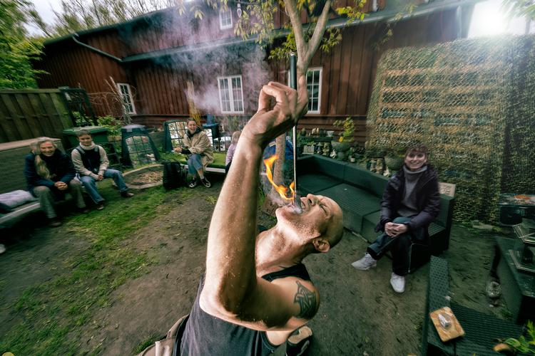 Bag 'Emil fra Lønneberg'-idyllen kan den hårdhudede gøgler Marek stikke en brændende fakkel ned i kæften.  Foto: Per Morten Abrahamsen