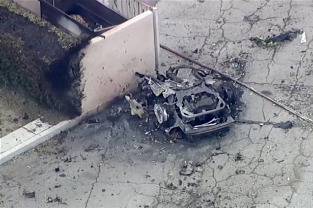 Sådan så bilen ud efter eksplosionen. Foto: Abc Affiliate Kabc/Ritzau Scanpix