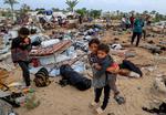 En teltlejr i Khan Younis er blevet ramt af et israelsk luftangreb. Nu har Israel også lanceret en stor landoffensiv i både det nordlige og sydlige Gaza.
 Foto: Hatem Khaled/Ritzau Scanpix