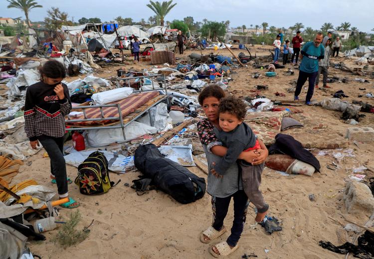 En teltlejr i Khan Younis er blevet ramt af et israelsk luftangreb. Nu har Israel også lanceret en stor landoffensiv i både det nordlige og sydlige Gaza.
 Foto: Hatem Khaled/Ritzau Scanpix