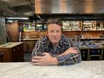Hans drengerøvede facon gjorde op med tidligere madprogrammer og fangede seere og læsere i 00'erne. Jamie Oliver er i dag en af verdens mest berømte kokke. Foto: Julia Kilian/Ritzau Scanpix