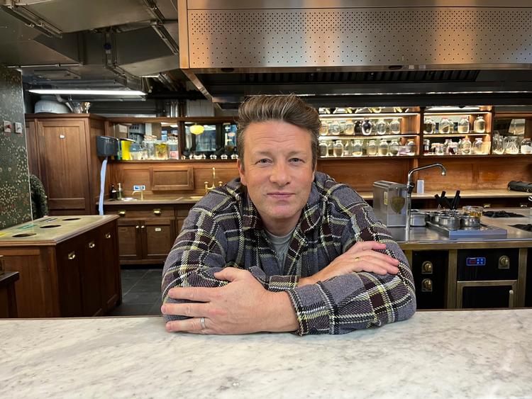 Hans drengerøvede facon gjorde op med tidligere madprogrammer og fangede seere og læsere i 00'erne. Jamie Oliver er i dag en af verdens mest berømte kokke. Foto: Julia Kilian/Ritzau Scanpix