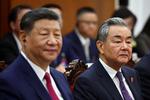 Kinas udenrigsminister, Wan Yi (th.) sammen med landets præsident, Xi Jinping, under et besøg i Vietnams hovedstad, Hanoi, i sidste måned. Foto: Athit Perawongmetha/Ritzau Scanpix