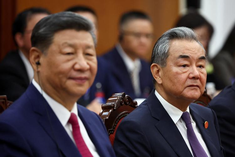 Kinas udenrigsminister, Wan Yi (th.) sammen med landets præsident, Xi Jinping, under et besøg i Vietnams hovedstad, Hanoi, i sidste måned. Foto: Athit Perawongmetha/Ritzau Scanpix