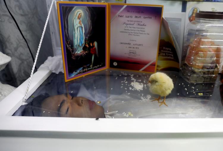 17-årige Kian Loyd delos Santos blev i 2017 skudt i krigen mod narko i Manila. Landets tidligere præsident er nu sigtet for forbrydelser mod menneskeheden. Kyllingen skal ifølge overtroen pirke til morderens skyldfølelse. Foto: Erik De Castro/Ritzau Scanpix