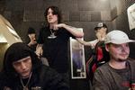 Chrome, Skomager og produceren Public Soda i studiet. 100barz-medlemmer viber i baggrunden, mens sangene fra Skomager og Chromes kommende album ’USL 2’ flyder ud af højtalerne.   Foto: Signe Lægsgaard