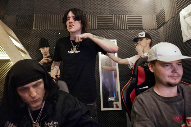 Chrome, Skomager og produceren Public Soda i studiet. 100barz-medlemmer viber i baggrunden, mens sangene fra Skomager og Chromes kommende album ’USL 2’ flyder ud af højtalerne.   Foto: Signe Lægsgaard