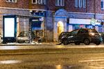 Efter at bilisten har ramt de to cyklister, bliver de slynget ind i busskur, hvor en mand, der sidder der, også kommer til skade.  Foto: Steven Knap/Ritzau Scanpix