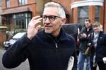 64-årige Gary Lineker hilser på fotograferne foran sit hjem i Barnes i det sydvestlige London, efter at han har sagt op på BBC. Foto: Henry Nicholls/Ritzau Scanpix