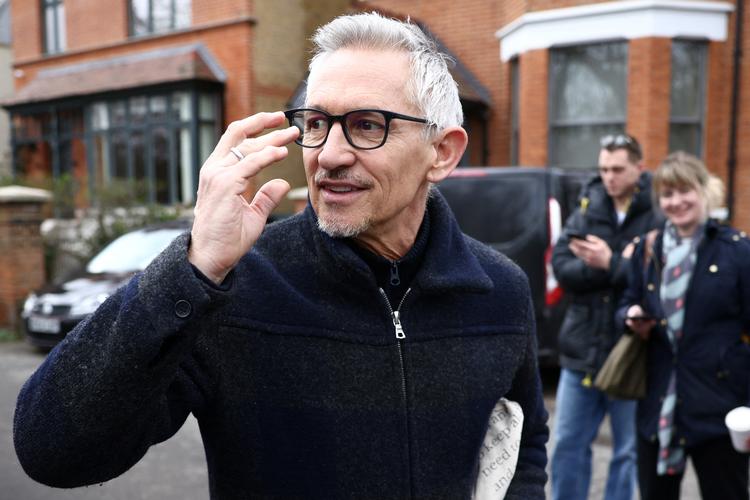 64-årige Gary Lineker hilser på fotograferne foran sit hjem i Barnes i det sydvestlige London, efter at han har sagt op på BBC. Foto: Henry Nicholls/Ritzau Scanpix