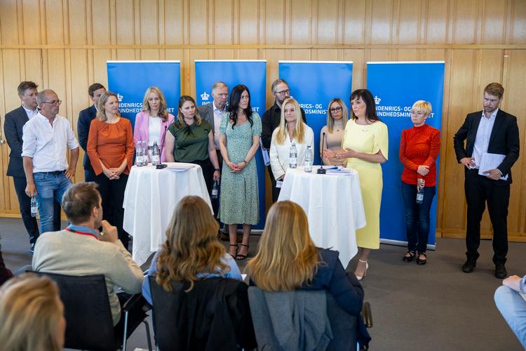 Hele 14 politikere deltog, da en ny aftale om psykiatrien blev præsenteret i Indenrigs- og Sundhedsministeriet. Foto: Cecilie Rolvung