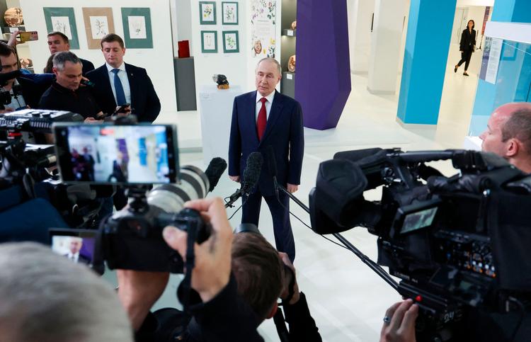 Vladimir Putin orienterer journalister om den telefonsamtale, han havde med Donald Trump mandag. Foto: Vyacheslav Prokofyev/Ritzau Scanpix