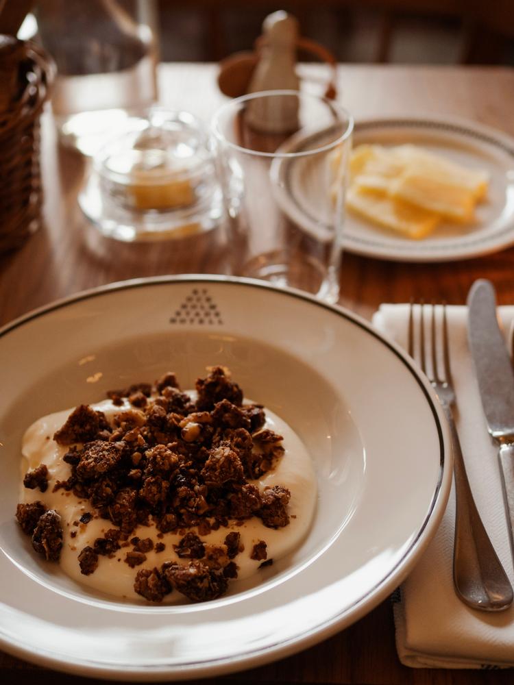 Stockholm Stadshotell tvinger mig til at genoverveje mit ellers urokkelige benspænd om at droppe hotelmorgenmad. For de serverer altså en fabelagtig en af slagsen. 