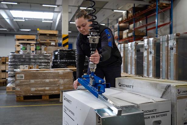 lagermedarbejder Pernille Mikkelsen på 29 år skal holde mange år endnu i arbejdslivet. Hun har fået en nemt betjent kran, så nu bruger hun den og har ikke længere ondt i ryggen. Foto: Privatfoto