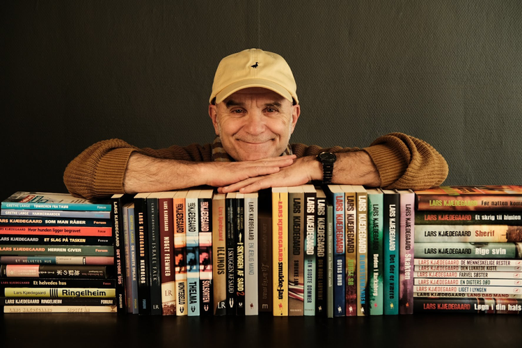 Lars Kjædegaard har ikke ligget på den lade side, siden han debuterede som forfatter i 1981. Her ses han med nogle af de mange bøger, han har skrevet.  Foto: David Pepke