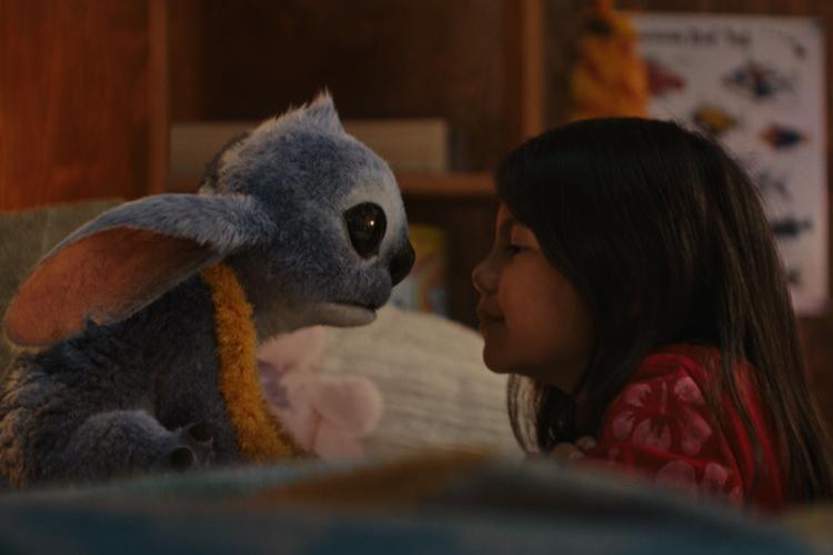 Det er svært ikke at tænke på Baby Yoda, når Stitch lader sine store bløde ører dreje op og ned. I 'Lilo og Stitch' minder rumvæsnet mere om mange andre filmstjerner af sin art end den selvstændige karakter, der har gjort ham til kult siden 1985.  Foto: Disney
