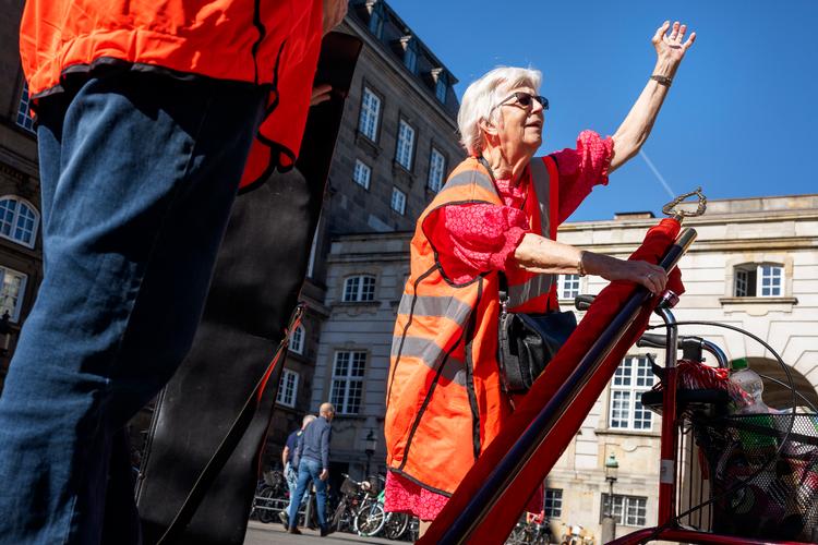 Fagforeningsfolk fra hele landet demonstrerede tirsdag eftermiddag mod stigende folkepensionsalder på Rigsdagsgården ved Christiansborg. Foto: Nicolai West