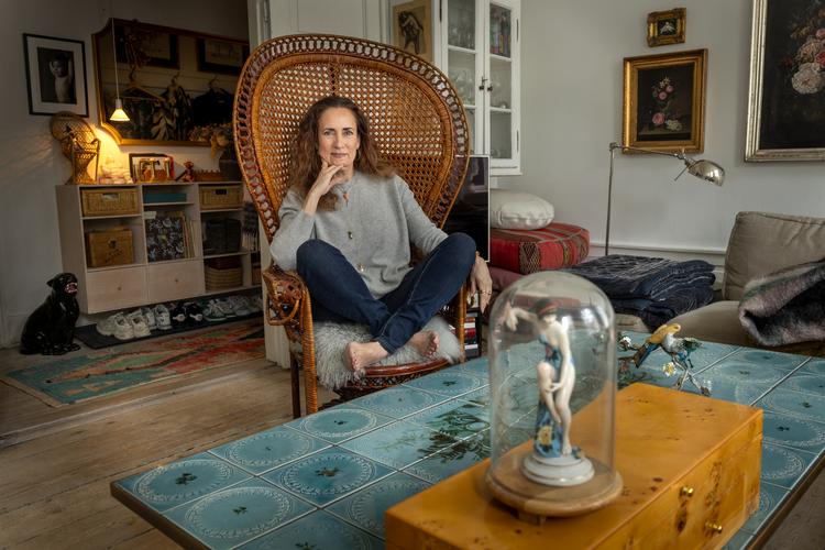 Camilla Miehe-Renard sidder i hjemmet på Vesterbro, som hun er flyttet ind i efter skilsmissen. At blive gift med ham er stadig den bedste beslutning, hun nogensinde har taget. Foto: Mads Nissen