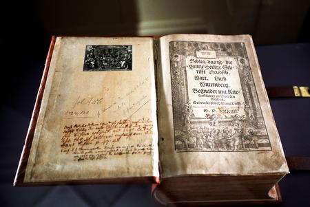 Den første danske oversættelse af Bibelen kom i 1550 efter inspiration fra Luthers oversættelse til tysk. Foto: Morten Langkilde