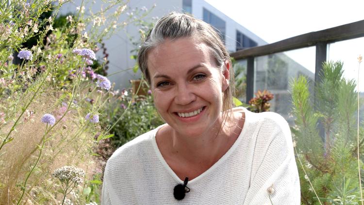 Biologen Katrine Turner viser, hvor nemt det er at forvandle eksempelvis en altan til en frodig have. Foto: Bjarke Monrad