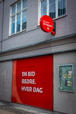Coops butikker er blevet de værste i gadebilledet, mener arkitekturredaktøren og designredaktøren. Butikkerne lukker sig inde bag plastikfilm, så der ikke trænger dagslys ind. Her SuperBrugsen i Frederiksborggade 34-36 nær Nørreport. Foto: Miriam Dalsgaard