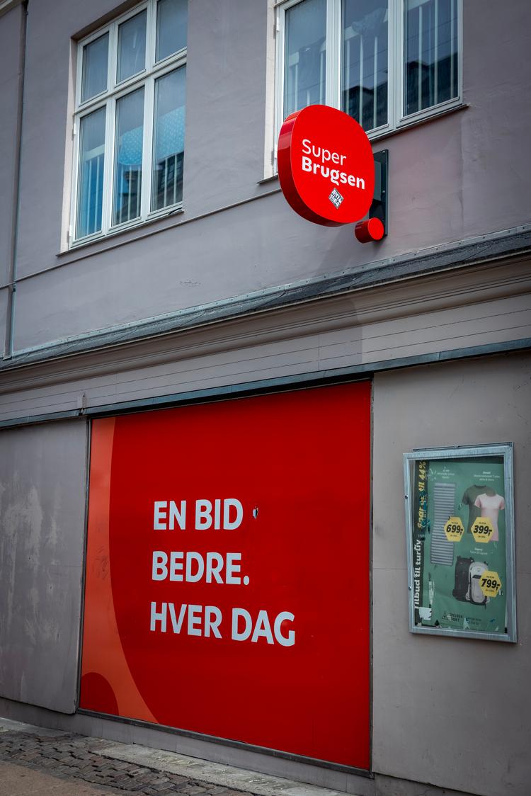Coops butikker er blevet de værste i gadebilledet, mener arkitekturredaktøren og designredaktøren. Butikkerne lukker sig inde bag plastikfilm, så der ikke trænger dagslys ind. Her SuperBrugsen i Frederiksborggade 34-36 nær Nørreport. Foto: Miriam Dalsgaard