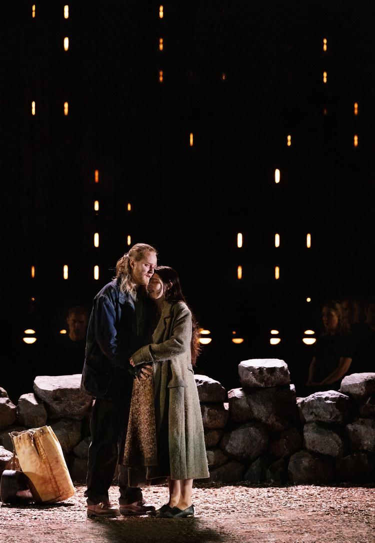 Scenografien til den mørke forestilling leger klogt med mørke og lys – de to centrale metaforer i operaen om det unge par Asle og Alida, der venter barn sammen. Foto: Miklos Szabo