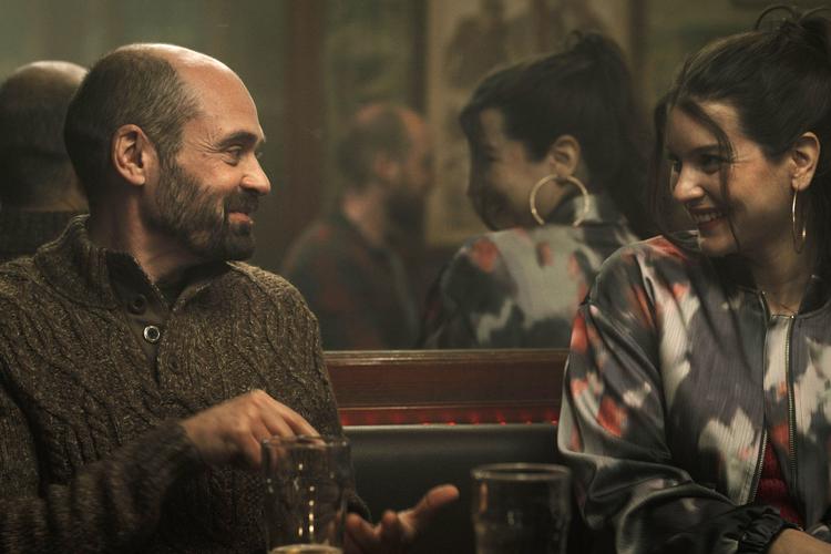 David Dencik er sagsbehandleren Niels, der kommer i klemme i systemet og forsøger at udnytte det på en og samme gang – på grund af kærlighed. Her ses han overfor Dia Jovanovic, som spiller Olga.  Foto: Laust Trier Mørk