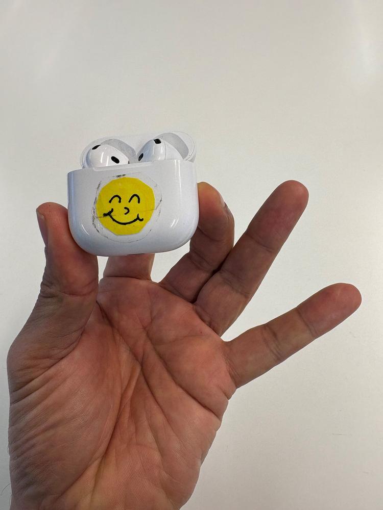 Min datter har selv lavet smiley-klistermærket på mine AirPods. Foto: Lars Dahlager
