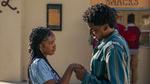 Lovie Simone (tv.) og Michael Cooper Jr. (th.) forener ung kærlighed og social kompleksitet i Netflix’ ’Forever’, der opdaterer Judy Blumes roman til samtidens kamppladser. Foto: Netflix