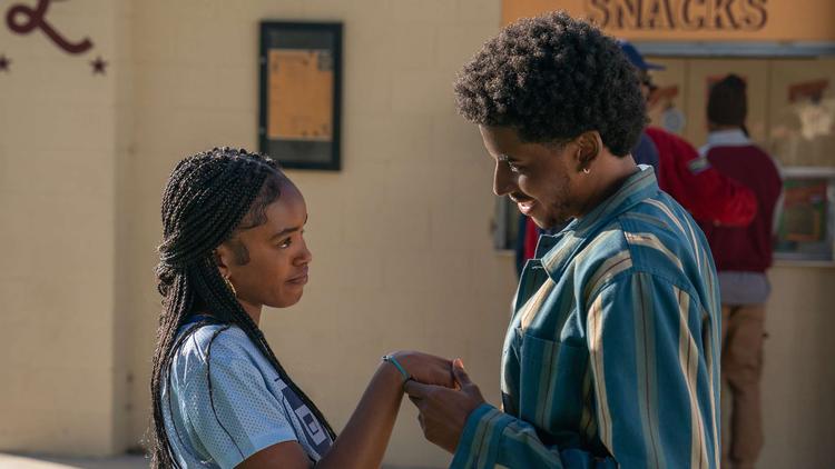 Lovie Simone (tv.) og Michael Cooper Jr. (th.) forener ung kærlighed og social kompleksitet i Netflix’ ’Forever’, der opdaterer Judy Blumes roman til samtidens kamppladser. Foto: Netflix