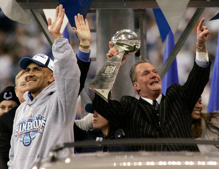Højdepunktet i Jim Irsays (th.) tid som ejer af Indianapolis Colts kom i februar 2007, da klubben vandt Super Bowl. Foto: Brent Smith/Ritzau Scanpix
