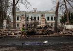 En ukrainsk soldat i Sumy passerer en bygning, der er beskadiget af et russisk missilangreb mod byen. Foto: Sofiia Gatilova/Ritzau Scanpix