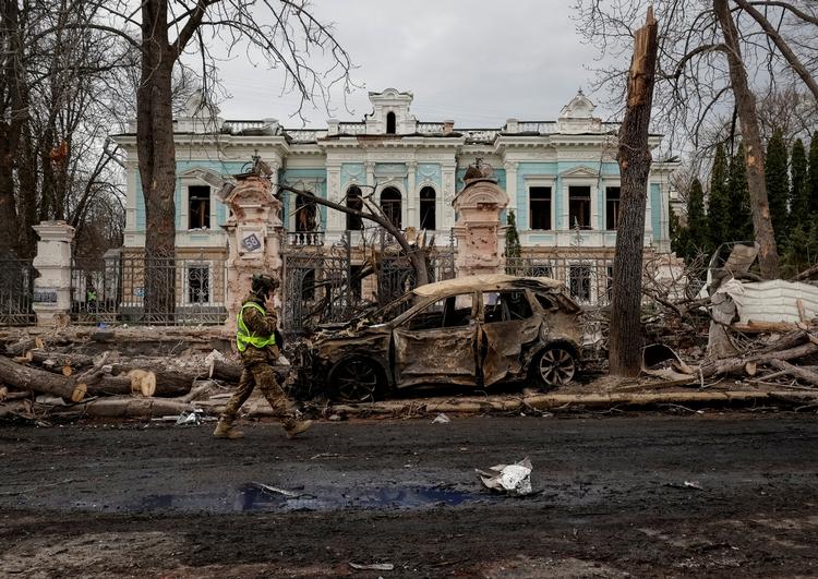 En ukrainsk soldat i Sumy passerer en bygning, der er beskadiget af et russisk missilangreb mod byen. Foto: Sofiia Gatilova/Ritzau Scanpix